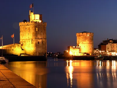 Обои La Rochelle, Франция Города Ла-Рошель (Франция), обои для рабочего  стола, фотографии la, rochelle, франция, города, огни, ночного, дома, река,  ночь Обои для рабочего стола, скачать обои картинки заставки на рабочий  стол.