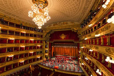 Театр «ла скала» в Милане (Италия) Редакционное Стоковое Изображение -  изображение насчитывающей место, крыто: 184393509
