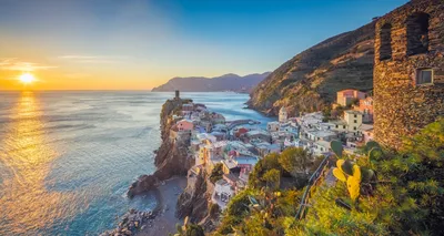 Manarola, La Spezia, Italy - July 2, 2019: Waterfront with walking people  in Manarola small town on sunny summer day, Cinque Terre Stock Photo - Alamy