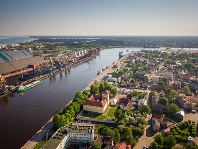 Город Ventspils, Латвия стоковое фото. изображение насчитывающей город -  75172410