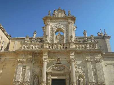 Образец южно-итальянского барокко базилика Санта Кроче в Лечче (Basilica di  Santa Croce (Lecce). Алулия. Италия. 1549-1679 гг. Строительство фасада  начал зодчий Габриэле Рикарди, а закончил работы по строительству  архитектор Цингарелло.