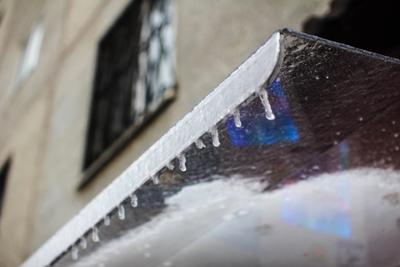 Чем опасен ледяной дождь: столичный врач рассказал, как вести себя на улице