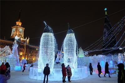 На площади 1905 года в Екатеринбурге открыли ледовый городок | Уральский  меридиан