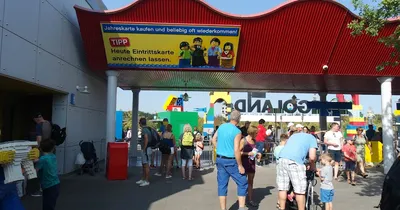 Kidpassage - Детский парк развлечений Legoland, Гюнцбург, Германия Legoland  - маленький рай для любителей конструктора Lego. Весь парк построен из  деталей Lego: замки, здания, земля рыцарей, а также сооружения затонувшей  Атлантиды. На