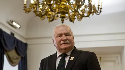 Экс-президент Польши Лех Валенса искупался в пивной ванне - Газета.Ru |  Новости
