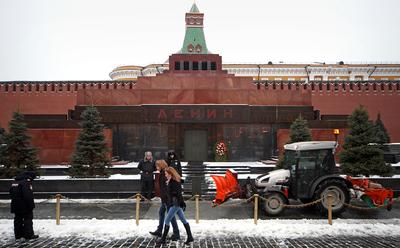 В Кремле заявили об отсутствии планов выносить тело Ленина из мавзолея — РБК