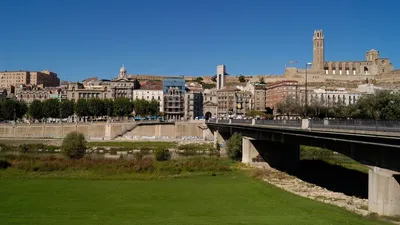 Город Лерида в Испании — здания, Река - Stock Photo | #146936233