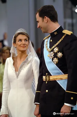 Королева Испании Летиция вышла в свет в потрясающем бело-черном платье