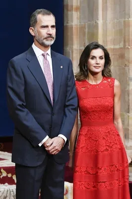 Королева Летиция в облегающем платье самого модного цвета 2023 года  произвела фурор во дворце