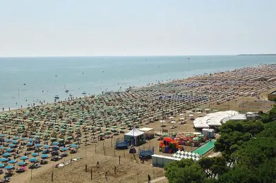 Пляж Lignano Sabbiadoro в Италии Редакционное Фотография - изображение  насчитывающей океан, европа: 149659022