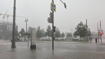 На Москву обрушился мощный ливень: посмотрите, как затопило улицы | РБК Life