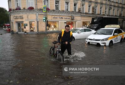 Ливень в Москве затопил два торговых центра: в Сети появились видео с  затопленными по крышу машинами - TOPNews.RU