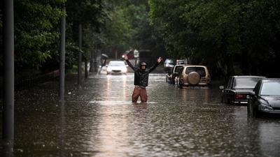 Москву и область накрыл сильнейший ливень - Российская газета