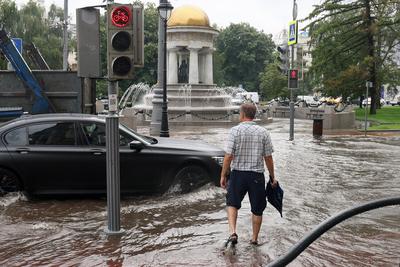 Сильный ливень в Москве: подтоплены переходы, реки на дорогах, молния  ударила в двоих человек