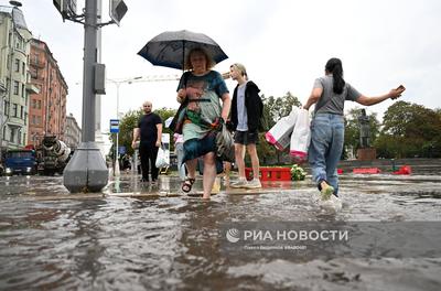 Ливень в Москве: затоплены улицы, повреждены десятки машин // Новости НТВ