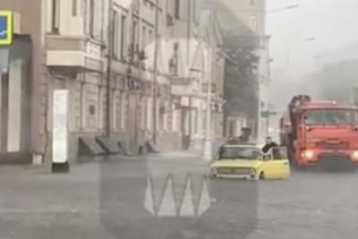 Синоптик: Москва столкнулась с самым сильным дождем за всю историю  метеонаблюдений - Российская газета