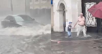 Автомобили и улицы под водой: на Москву обрушился мощный ливень (видео)
