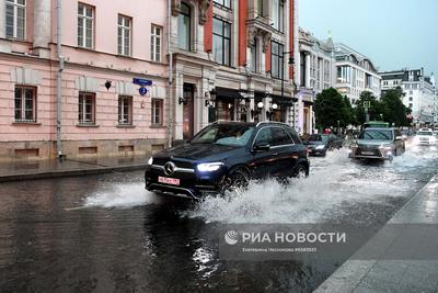 Москву снова накрыли ливни — показываем последствия: затопило дороги и  улицы, дворы в воде, машины тонут - 2 августа 2023 - МСК1.ру