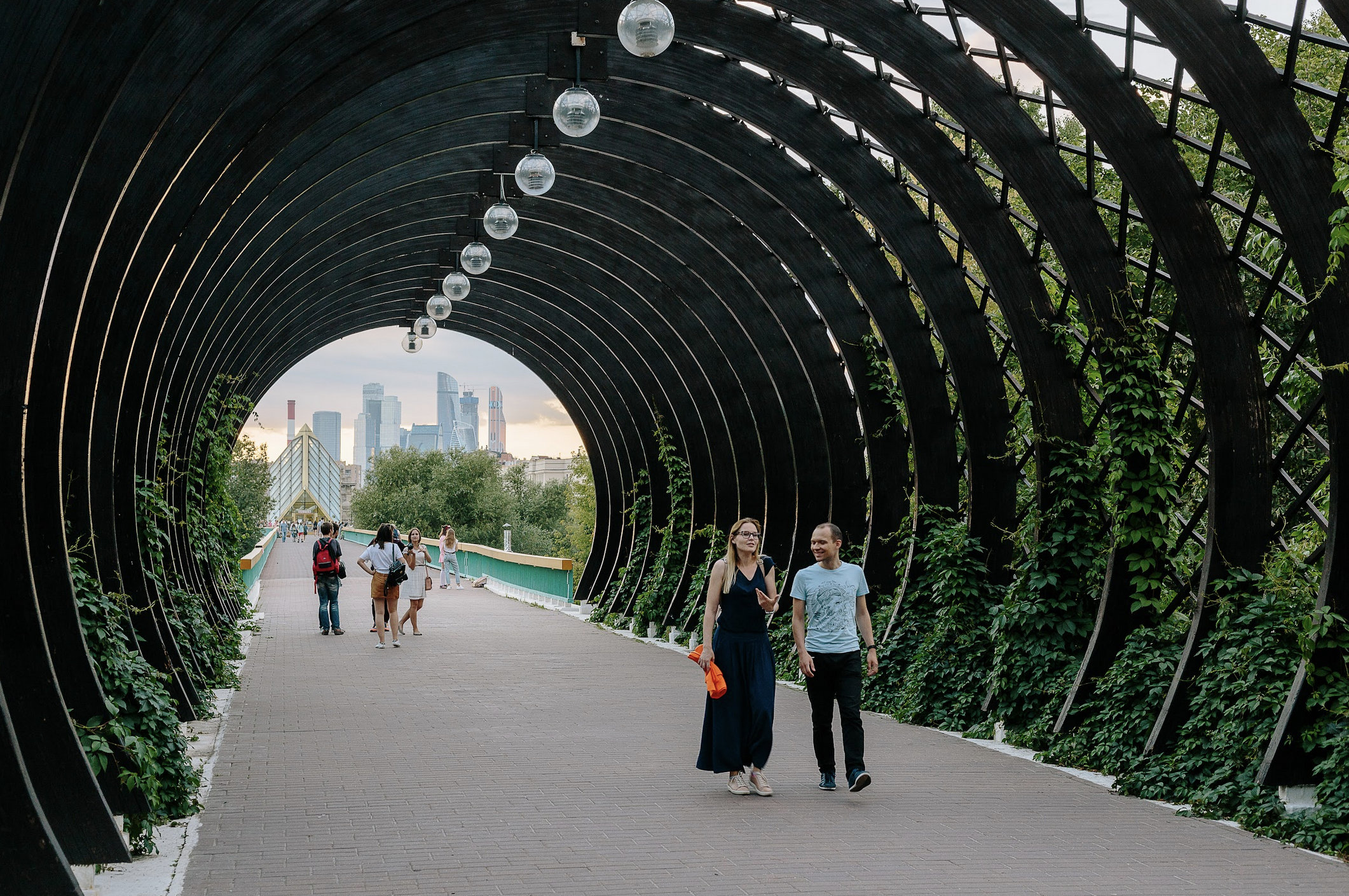 Парк Горького локации. Андреевский мост парк Горького. Пергола Москва парк Горького. Парк Горького Москва локации для фотосессии.