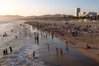 Тихий океан парк на пляже Санта-Моника, Лос-Анджелесе, Калифорния, США  Редакционное Фотография - изображение насчитывающей ролик, песок: 144409277