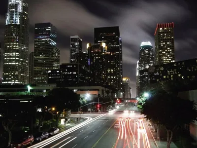 Городское Лос-Анджелес ночью Стоковое Изображение - изображение  насчитывающей офис, автомобиль: 170489473