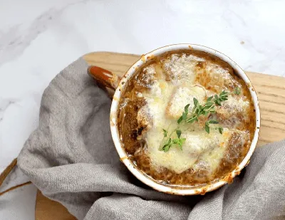 Французский луковый суп: история блюда и самый вкусный рецепт | MARIECLAIRE