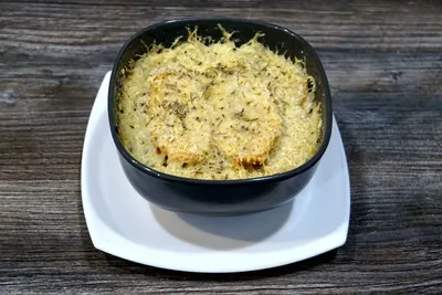 Рецепт «Французский луковый суп» - Кулинарная студия «Живи вкусно»