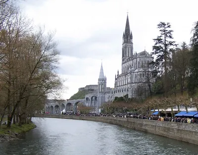 Вид на базилику города Лурд во Франции - онлайн-пазл