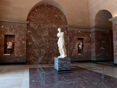 Музей Лувра: Италия требует вернуть семь произведений, связанных с  незаконным оборотом древностей - Sortiraparis.com