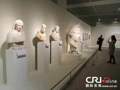 Ценные экспонаты парижского Лувра представлены в Национальном музее Китая