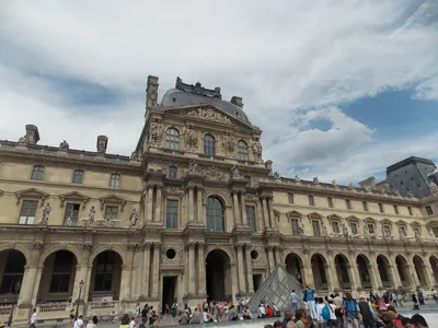 Лувр снаружи и внутри (Париж, Франция)
