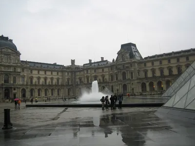 Квадратный двор Лувра — Википедия