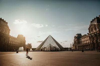 Вы можете попасть в Лувр в Париже без очереди и даже бесплатно.