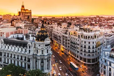 Мадрид, Испания 25-ое января 2020 : Толпы туристов и местных жителей, идут  вдоль магазинов и ресторанов Puerta Del Sol Редакционное Изображение -  изображение насчитывающей строя, метрополия: 171422835