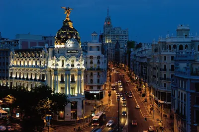 Gran через улицу во множестве Мадрида туристов Редакционное Стоковое Фото -  изображение насчитывающей современно, известно: 150670063