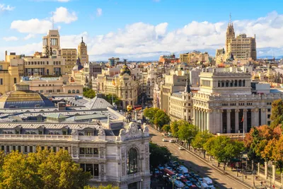 Туристы в Мадриде Испании Plaza Mayor Редакционное Стоковое Фото -  изображение насчитывающей испанско, город: 195500838