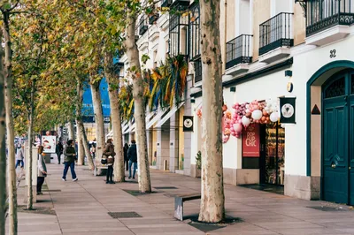 МАДРИД, ИСПАНИЯ - 28-ОЕ МАЯ 2014: Мэр Calle, старый центр города Мадрида,  оживленная улица с людьми и движение Редакционное Фотография - изображение  насчитывающей культура, столично: 45061077