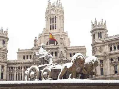 Фотографии занесенного небывалым снегопадом Мадрида | Пикабу
