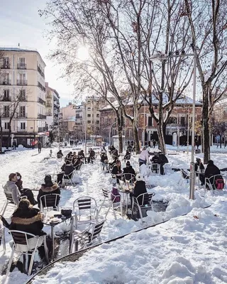 Молодая Чернокоя Женщина Пьюющая Кофе Бродит По Улицам Мадрида Зимой —  стоковые фотографии и другие картинки Мадрид - iStock