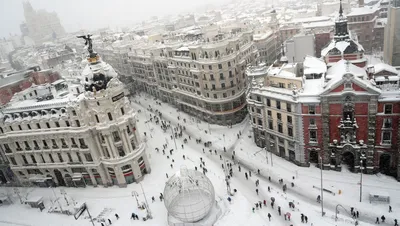 Мадрид накрыл сильнейший снегопад за последние 40 лет. Некоторые люди  выходят на прогулку на лыжах и сноубордах