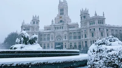 Фотографии занесенного небывалым снегопадом Мадрида | Пикабу