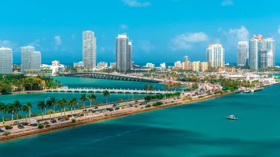 Miami Beach, Флорида, США, 2 мая 2020 года : Улица Miami Beach. Понятие  времени дня США городской. Красивый город. Настроение Амер Редакционное  Фото - изображение насчитывающей заречье, панорамно: 183483301