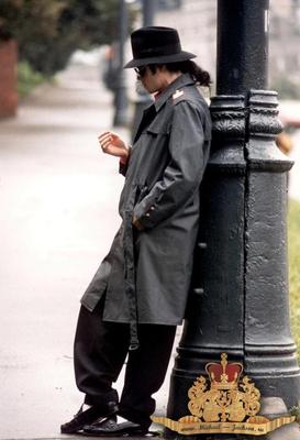 Майкл Джексон on X: \"Фото снято ровно 21 год назад на Васильевском спуске в  Москве. Кадр был использован для сингла \"Stranger In Moscow\"  http://t.co/tXMWDSuxHF\" / X