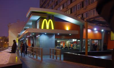 Russian-owned successor of McDonald's opens in Moscow | PBS NewsHour