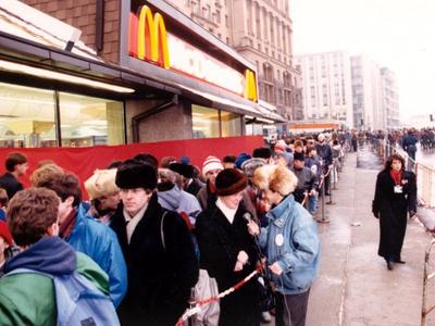 The First McDonald's In Moscow Opened In 1990, And These 27 Pics Show How  Insane It All Was | Bored Panda