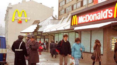 Incredible Photographs of the Opening of the First McDonaldâ€™s in Moscow,  1990 | The incredibles, History events, Photographer