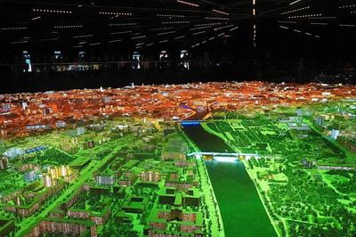 60 человек построили детальный макет Москвы, на который ушло 8 лет работы —  с подсветкой домов, благоустройством и памятниками | Пикабу