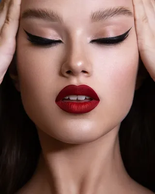 ВИЗАЖИСТ МОСКВА сделал(-а) публикацию в Instagram: “Сегодня был урок на  базовом курсе : «Голливудский макияж»! На ка… | Bun hairstyles, Makeup,  Beautiful girl image