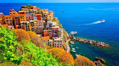 Красочная деревня Манарола в знаменитом Cinque Terre в Лигурии, Италия .  стоковое фото ©Maugli 325319852