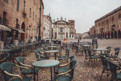 One Day in Mantua, Italy - Olivia Leaves